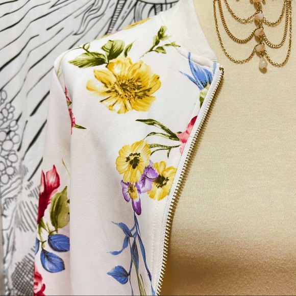 π Beautiful floral jacket - Picture 3 of 11